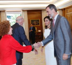 Sus Majestades los Reyes reciben el saludo del presidente y de la vocal de la Fundación Comité Español de los Colegios del Mundo Unido, Alberto Aza Ar